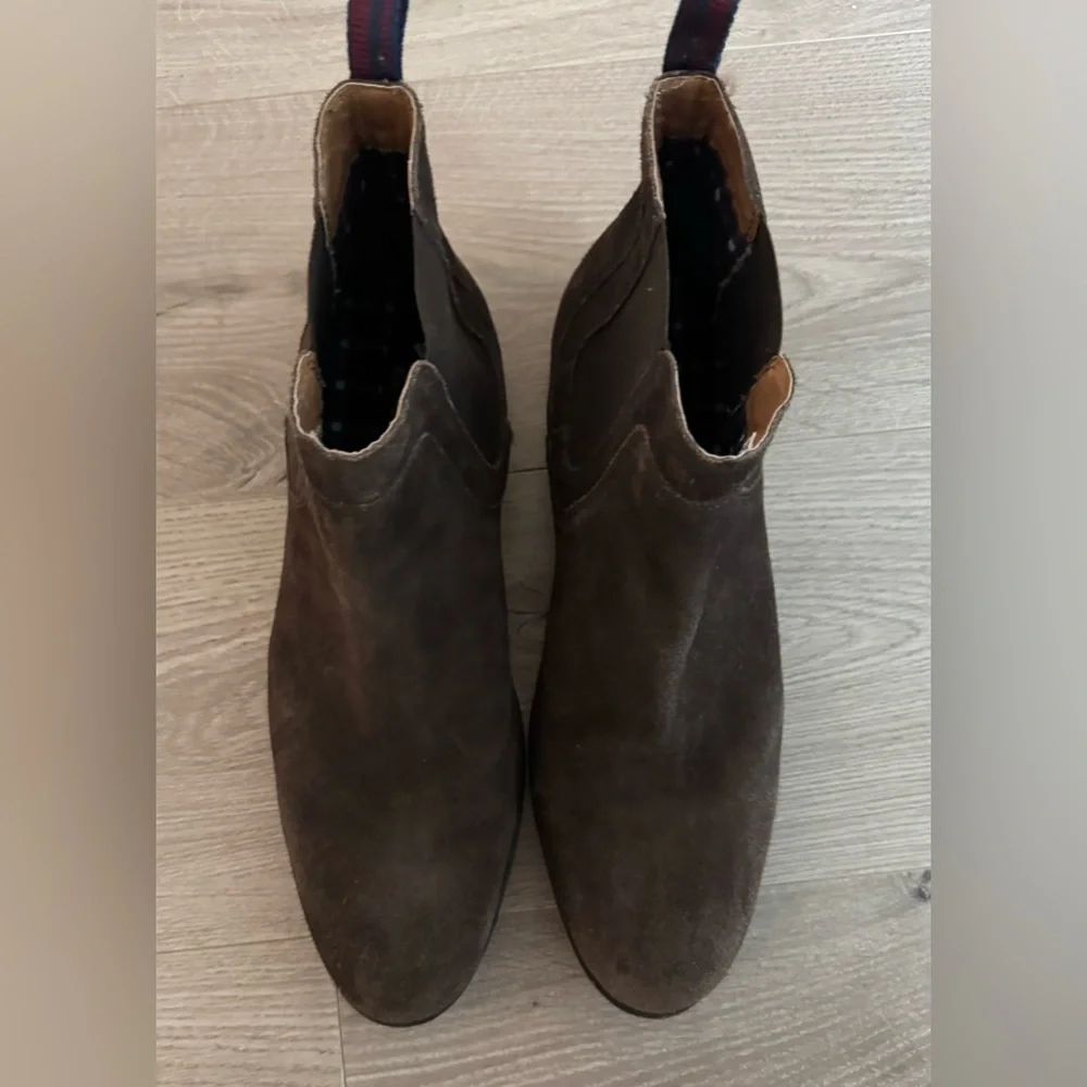 Ben Sherman Monroe Chelsea Boots in Brown Suede